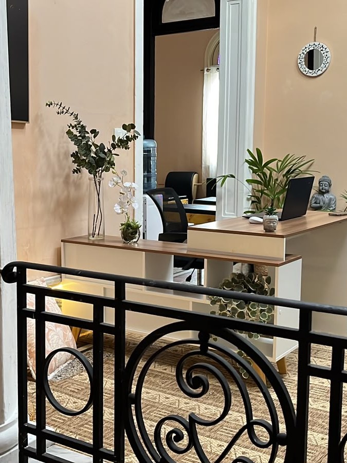 Entrada de G7 Pilates de noche